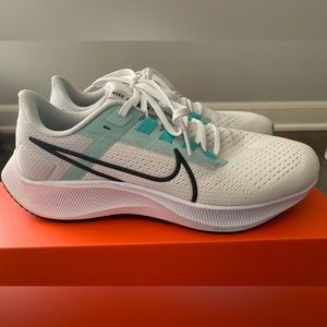 Women’s Nike Pegasus 38 Tennis Shoe, Size 9.5